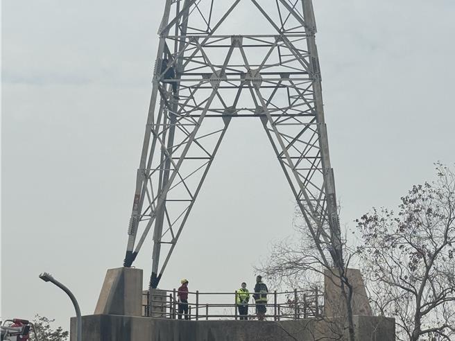 台中市龙井区沙田路四段某处电塔，6日上午8时多传出1名男子沿着铁杆，一路爬上电塔约3分之1处，警消获报赶往现场劝导，并铺起气垫防护。（潘虹恩摄）