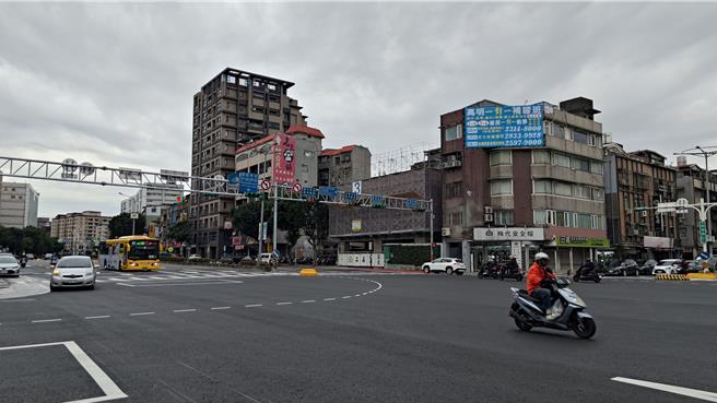 承德敦煌人行天桥位于往来大同区、士林区交通要道上，为国道客运进入圆山转运站必经之处，天桥拆除后，行人可直接穿越马路，不再受楼梯与墩柱阻挡，改善通行动线，减少人车争道问题。（北市新工处提供）