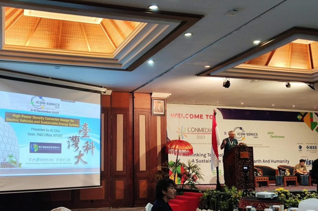 臺科大电子系特聘教授邱煌仁多次受邀于各国进行IEEE Distinguished Lecturer专题演讲分享相关研究成果，足迹遍布美中日韩、新加坡、马来西亚、越南、印尼、波兰、印度、巴西等国，并在2025年获IEEE Fellow殊荣。（照片/臺湾科技大学提供）