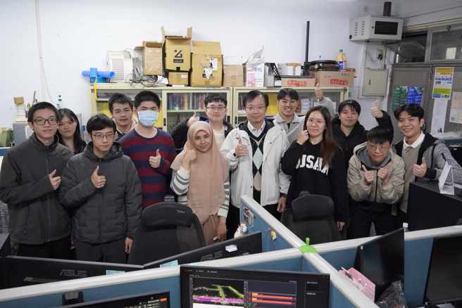 郭景明注重学生的基础训练与批判思维，鼓励他们定期研读国际顶尖期刊论文、进行讨论，确保学生紧跟学术发展。图为郭景明与研究团队学生合影。（照片/臺湾科技大学提供）