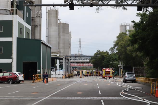 新埔遠東紡織廠6日凌晨發生保溫管線熱煤油外洩汽化引發爆炸，事故已釀2死。（邱立雅攝）