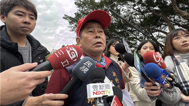 县议员罗美文是远东纺织前员工，针对事故提出人力、训练以及工时等等问题质疑，但厂方澄清早已符合法规。（邱立雅摄）