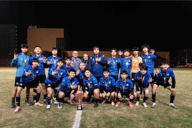 澳门侨生校友陈智峯领军的男子足球队荣获2024澳门足球总会U18足球联赛冠军。（翻摄照片／洪靖宜高雄传真）