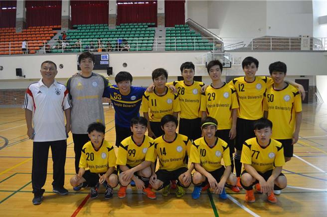 陈智峯在学期间加入辅英男子足球队时参加大专杯五人赛的合影。左一起辅英林泽。（翻摄照片／洪靖宜高雄传真）