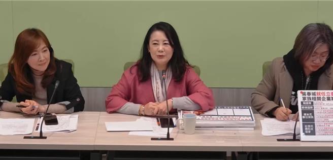 民进党团6日在记者会表示，蓝营称新会期以民生优先，应该要履行承诺，优先排定各类民生议案，非碳家园或非核家园在台湾社会有高度歧异，推动修法都还要广徵社会意见。（摘自民进党团直播）