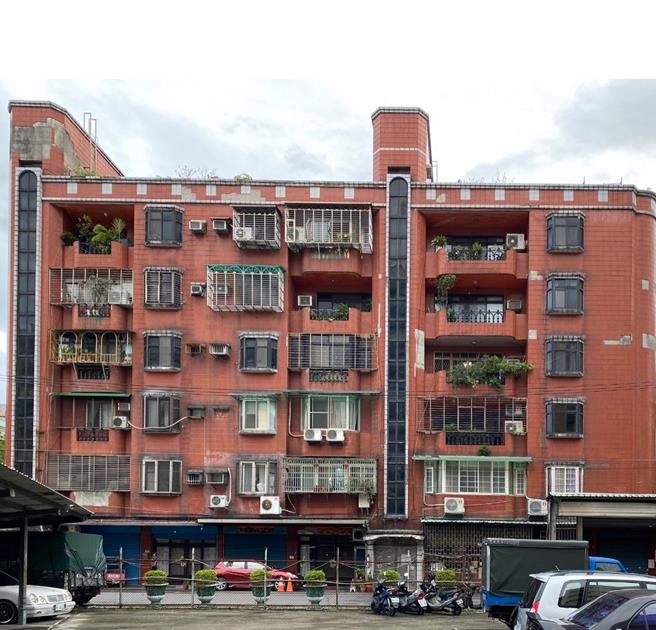 中和区一处屋龄约40年的6层楼社区，外墙磁砖严重剥落，申请整建获市府补助约485万元，目前正在施工中。（图／新北市都更处）