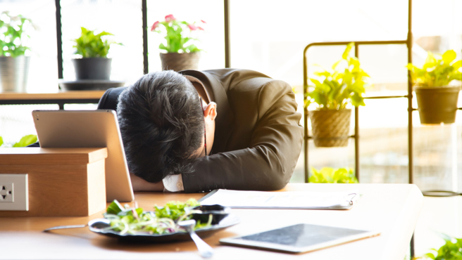 不少人都有过吃饱后，出现疲惫、想睡觉的经验。（示意图：shutterstock／达志）