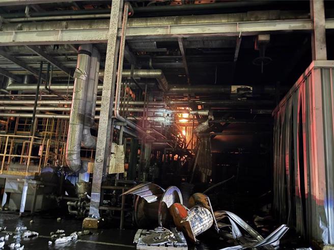 新竹县新埔远东纺织厂6日凌晨发生锅炉爆炸，酿1人当场死亡、1人无呼吸心跳、6人全身多处烧烫伤，11人轻重伤。（新竹县消防局提供／邱立雅竹县传真）