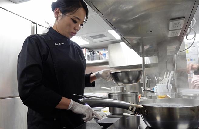 被誉为港式点心女王的郑智善于「开饭川食堂」与开饭团队合作研发料理，预计2月20日在台开卖。（飨宾集团提供／朱世凯台北传真）