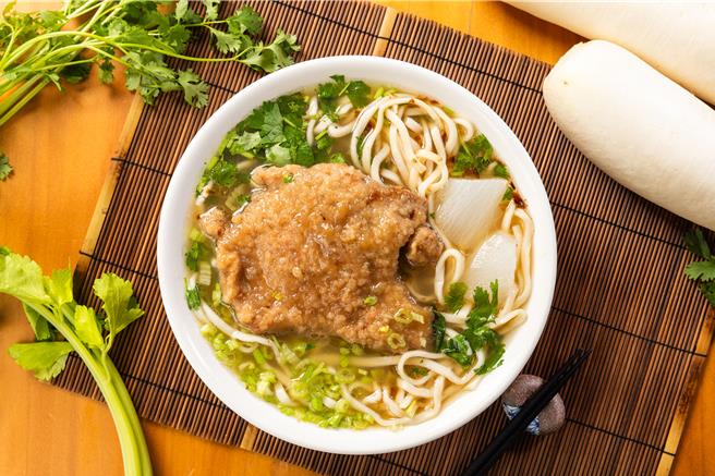 八方云集新推出「梁师傅排骨麵」，105元。（八方云集提供／朱世凯台北传真）