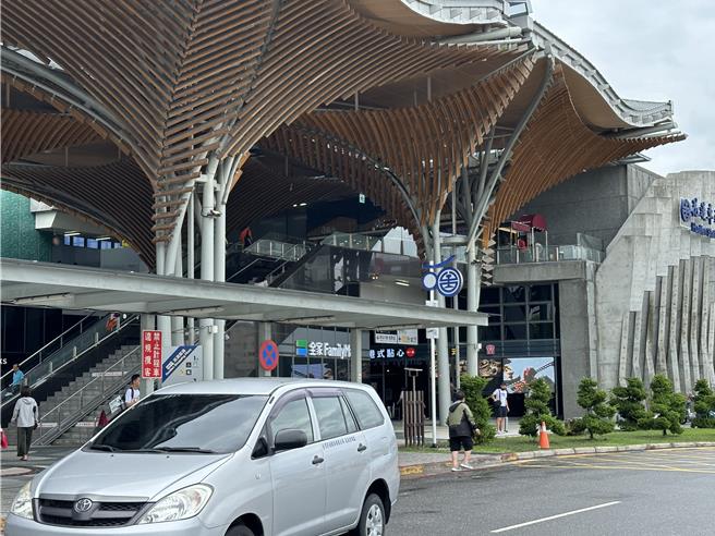 台铁调涨票价引发热议，县长徐榛蔚在脸书PO文喊话盼「冻涨」。图为花莲火车站。（王志伟摄）