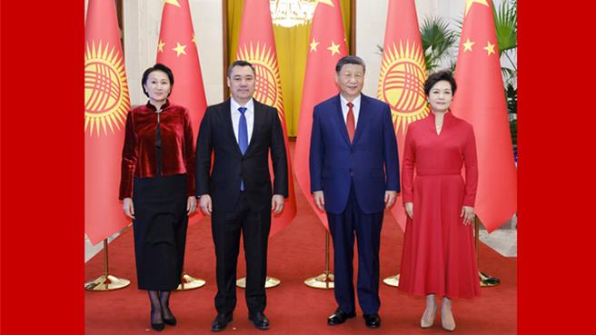 習近平偕5國領導人將出席哈爾濱亞冬運開幕式。圖為5日習近平會見吉爾吉斯總統扎帕羅夫。（新華社）