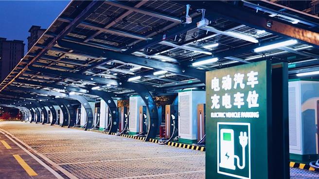 1秒充電1公里！北京今年將建成1000座超級充電站。（大陸央視）