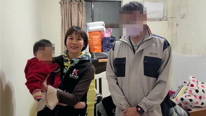 基隆市議員陳宜（左）日前協助弱勢家庭，發現沈姓男子（右）一家的處境艱難，3名孩子竟連戶籍與國籍都沒有。（市議員陳宜提供／張志康基隆傳真）