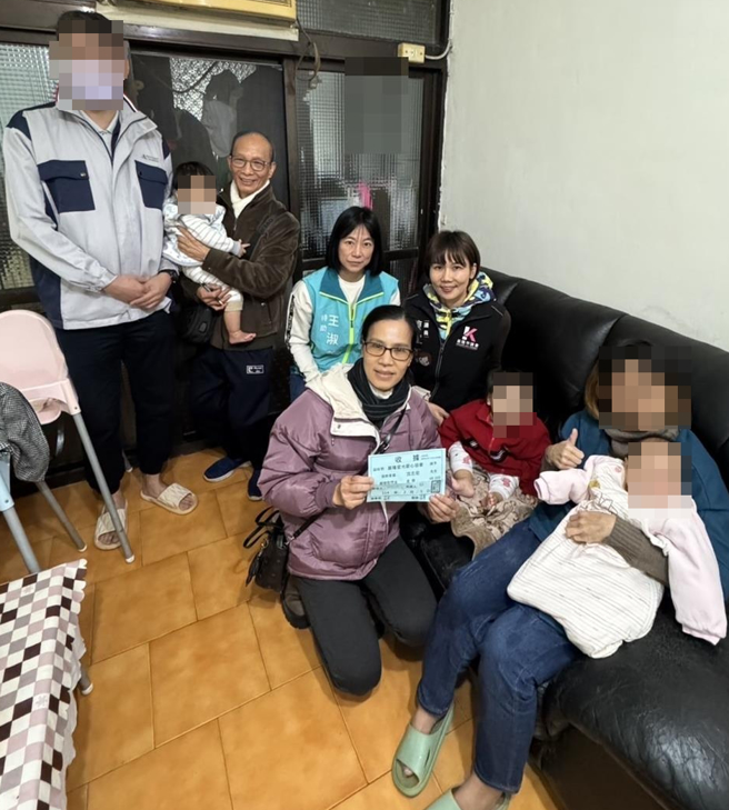 基隆市議員陳宜（左）日前協助弱勢家庭，聯絡慈善團體提供物資、禦寒衣物等，給沈男一家人，並協助解決孩子及母親的身分問題。（市議員陳宜提供／張志康基隆傳真）