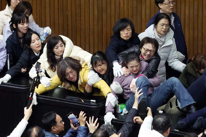 图为立法院会去年12月20日处理选罢法、宪法诉讼法及财划法修正草案等案，民进党委员、国民党立委爆发衝突。（资料照／邓博仁摄）