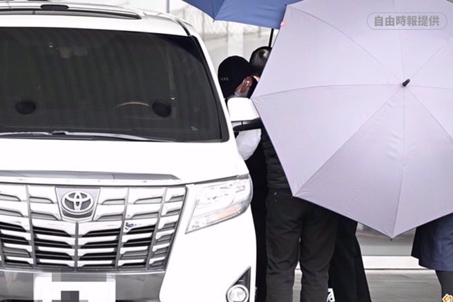 大S病逝日本，骨灰罈于昨(5)下午由亲友护送返抵台湾。（图／自由时报提供）