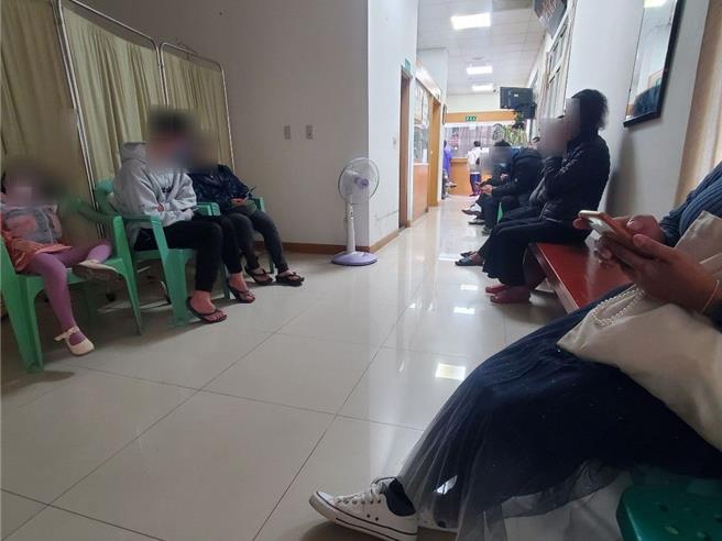最近A型流感盛行，诊所的感冒病患大排长龙。（周丽兰摄）