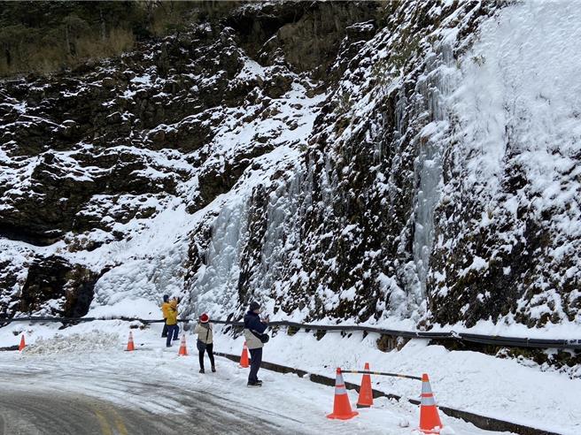 威力更強寒流7日南下，合歡山等高山將出現雪景，太管處再次呼籲上山追雪人車務必注意安全。（太管處提供／王志偉花蓮傳真）