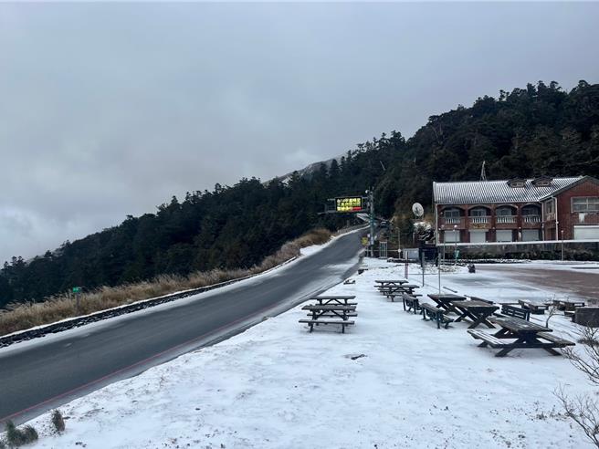 入冬以來第3波寒流7日南下，相當寒冷，中部3000公尺以上高山有下雪機會，本週假日將出現賞雪人車。（太管處提供／王志偉花蓮傳真）