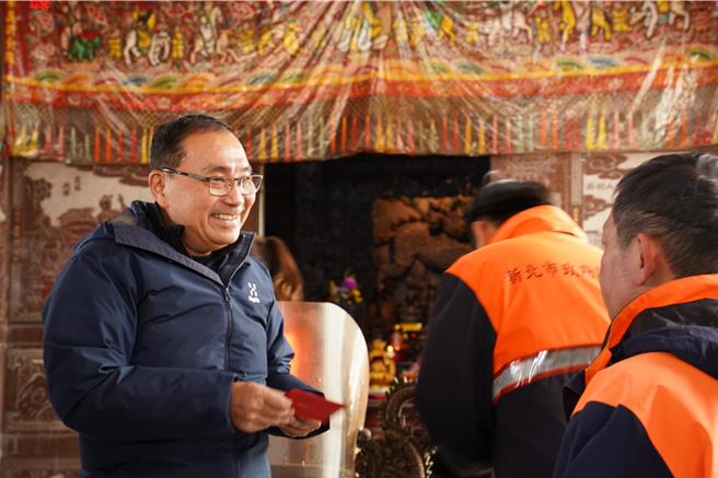 新北市长侯友宜今前往淡水慰问清洁队员并发放福袋小红包。（吕健豪摄）