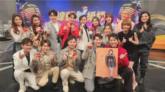 江志丰（中，红衣）跟眾人合影。（中视提供）