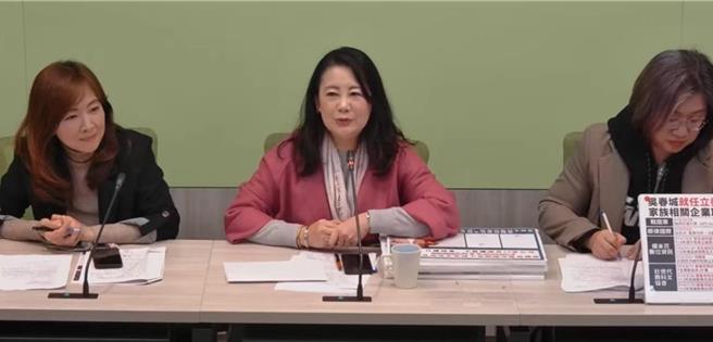 民进党立委、党团干事长吴思瑶今（6）日表示，花莲竟然有公务人员登门调查是否有参与罢免国民党立委傅昆萁的连署。（摘自民进党团直播）