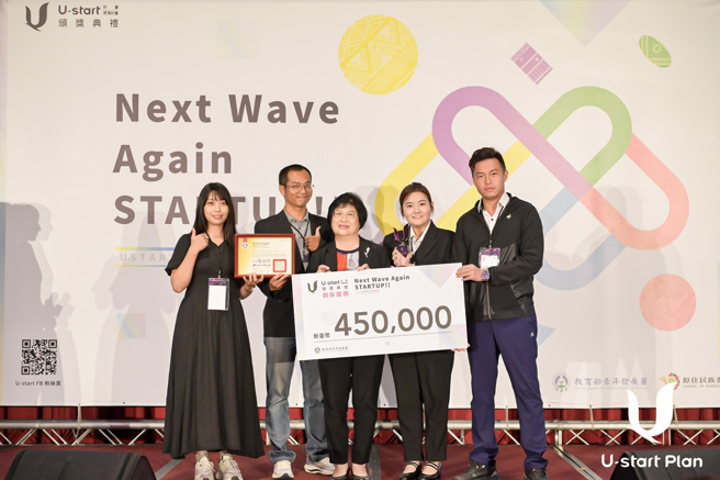 建构生物菌水资源永续循环再利用系统，提供免换池水与高节能的养殖渔业产品的国立屏东科技大学台湾藻安有限公司。（照片/教育部提供）