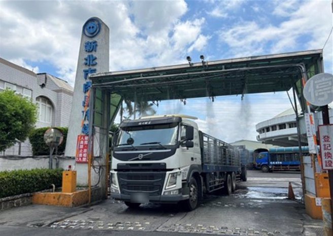 新北肉品市場加強進出場區運豬車輛管制。（新北市動保處提供）