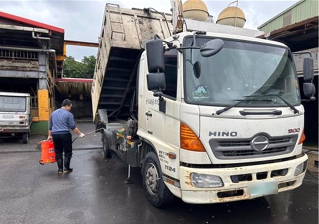 新北肉品市加強斃死豬化製車清消查核。（新北市動保處提供）