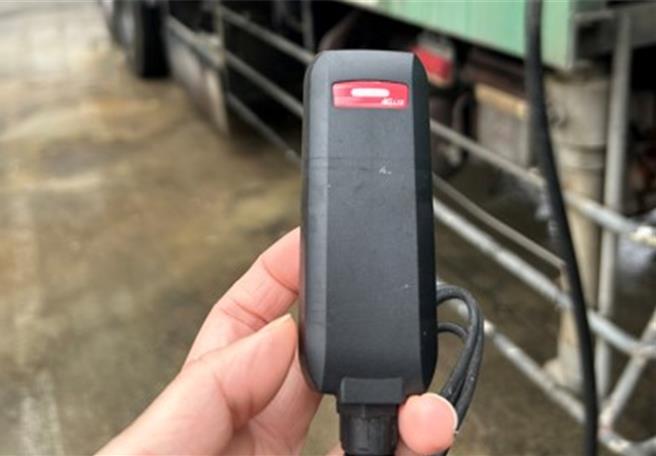 新北肉品市場查核活體豬及屠體運輸車輛裝設GPS追蹤系統。（新北市動保處提供）
