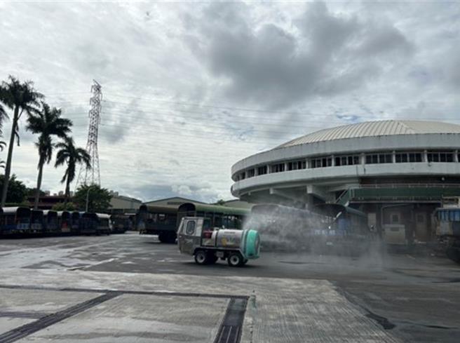 新北肉品市場環境消毒車落實防疫管制。（新北市動保處提供）