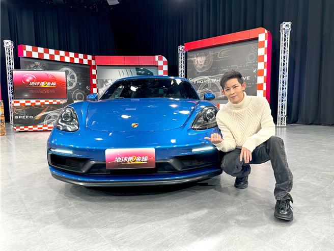 敖犬开了爱车上节目。（TVBS提供）