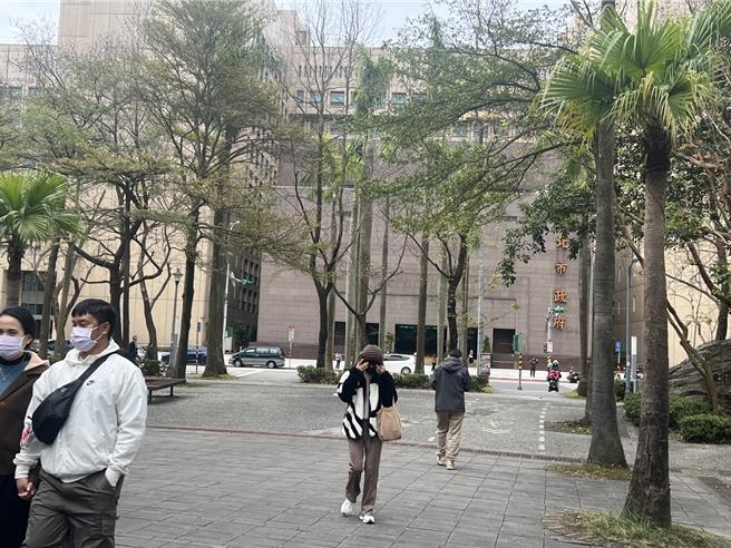 松寿广场（松智公园）紧邻信义区，平时除作为民眾假日游憩场所外，不少市府员工也会经过前往商场购买午餐，为通往两地路径之一。（张珈瑄摄）