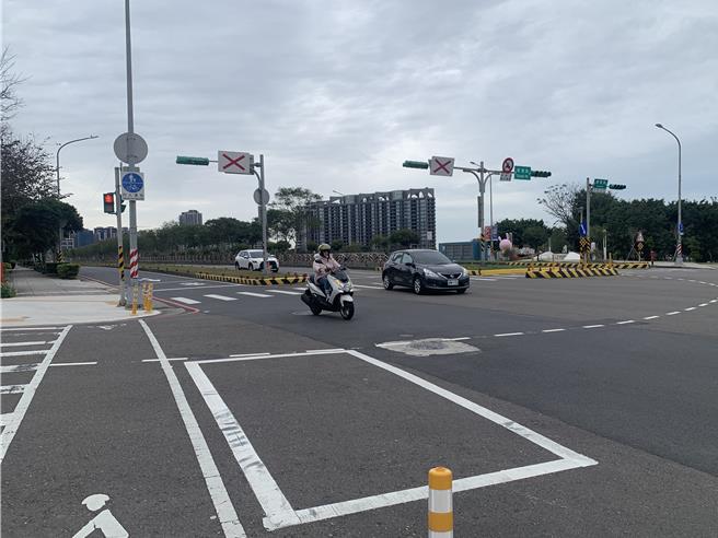 桃园市中坜青埔地区新光影城至和逸饭店前领航北路三段与春德路方向，民眾抱怨常发生汽车从快车道欲切往慢车道，直接右转且未留意机车造成擦撞等情况，地方办会勘盼改善该路，以降低事故率。（廖姮玥摄）