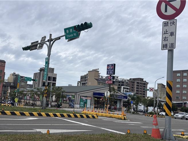 桃园市中坜青埔地区新光影城至和逸饭店前领航北路三段与春德路方向，民眾抱怨常发生汽车从快车道欲切往慢车道，直接右转且未留意机车造成擦撞等情况，地方办会勘盼改善该路，以降低事故率。（廖姮玥摄）