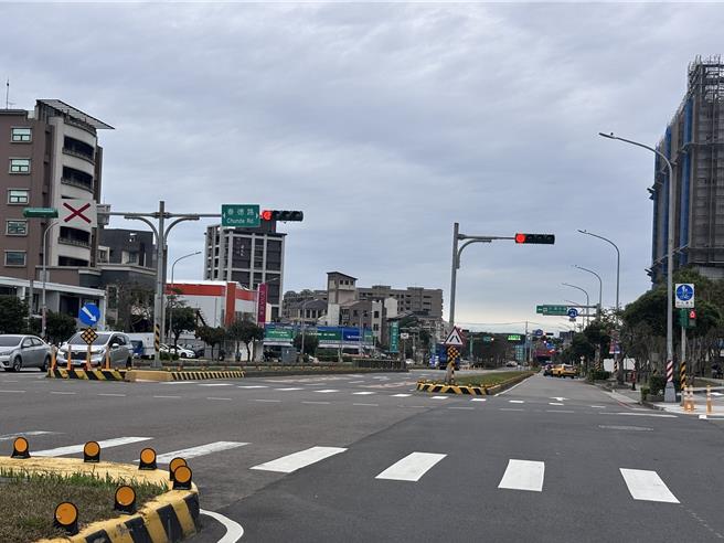 桃园市中坜青埔地区新光影城至和逸饭店前领航北路三段与春德路方向，民眾抱怨常发生汽车从快车道欲切往慢车道，直接右转且未留意机车造成擦撞等情况，地方办会勘盼改善该路，以降低事故率。（廖姮玥摄）