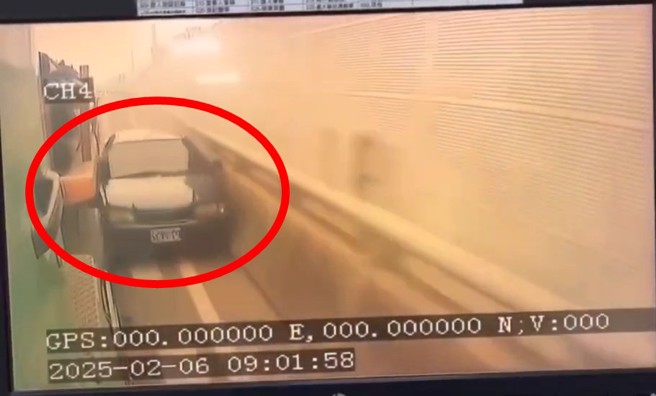 联结车的行车纪录器曝光，在网路上流传，可以看到轿车匯入车道疑似完全没有礼让。（翻摄画面）