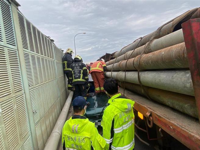 消防队获报到场破坏车体将驾驶救出送医。（翻摄画面）