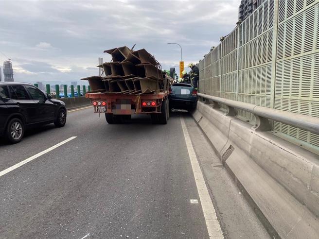 消防队获报到场破坏车体将驾驶救出送医。（翻摄画面）