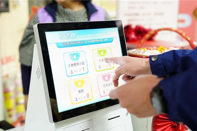 林口区公所设置全新叫号系统，导入融入e化服务的创新概念，使民眾更能轻松申办及查询各项服务。（图／林口区公所）