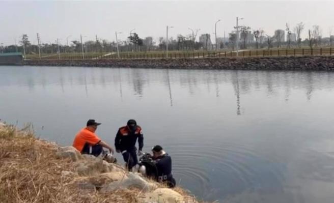 警消在前镇区五号船渠搜索画面。（翻摄画面）