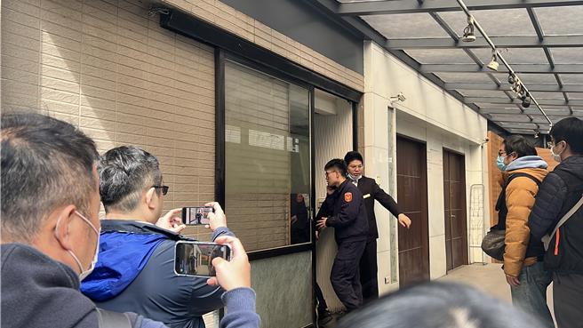 新埔远东纺织厂6日凌晨气爆酿2死，检警下午相验。（王惠慧摄）