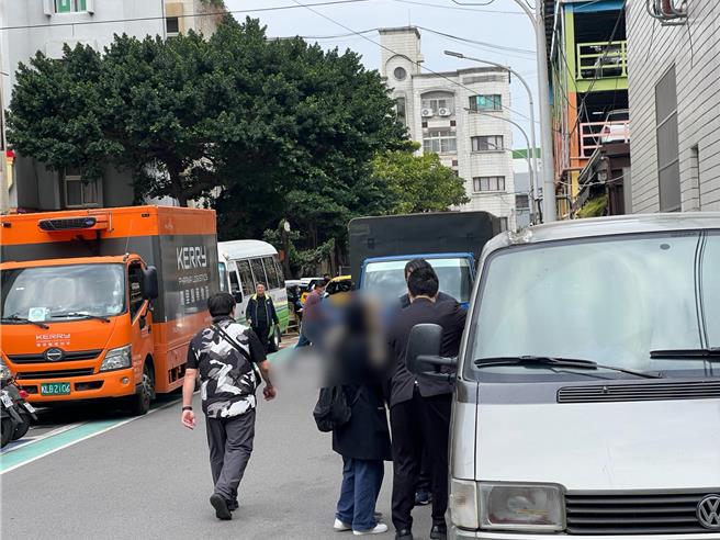 新埔远东纺织厂6日凌晨气爆酿2死，检警下午相验，家属到场时神情凝重。（王惠慧摄）