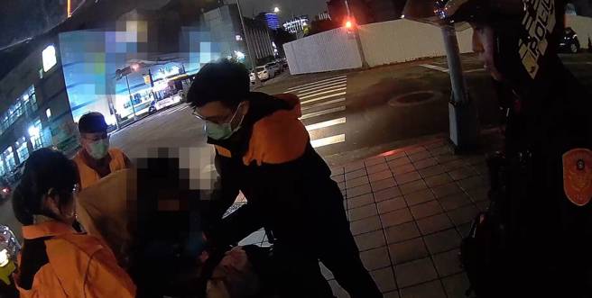 南港警方日前巡邏時，發現一名外籍男子神情恍惚、舉止異常，盤查後發現其護照遺失，流浪街頭近20天，經警方聯繫移民署及紐西蘭商工辦事處，順利尋回其證件，並協助其安置返國。（圖警方提供／簡銘柱翻攝）