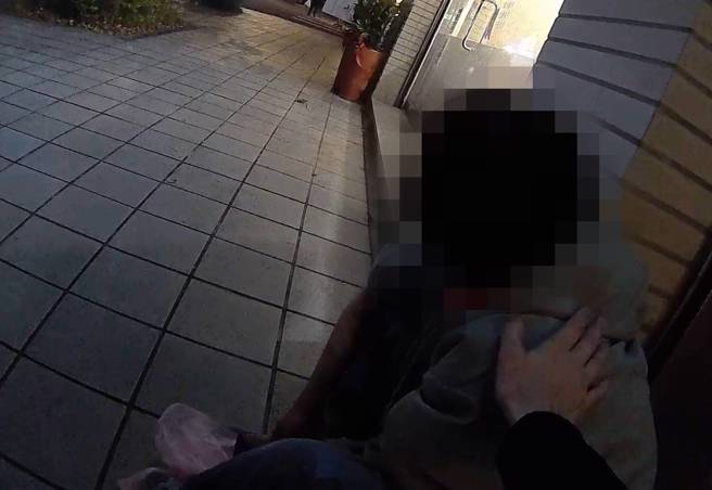 南港警方日前巡邏時，發現一名外籍男子神情恍惚、舉止異常，盤查後發現其護照遺失，流浪街頭近20天，經警方聯繫移民署及紐西蘭商工辦事處，順利尋回其證件，並協助其安置返國。（圖警方提供／簡銘柱翻攝）