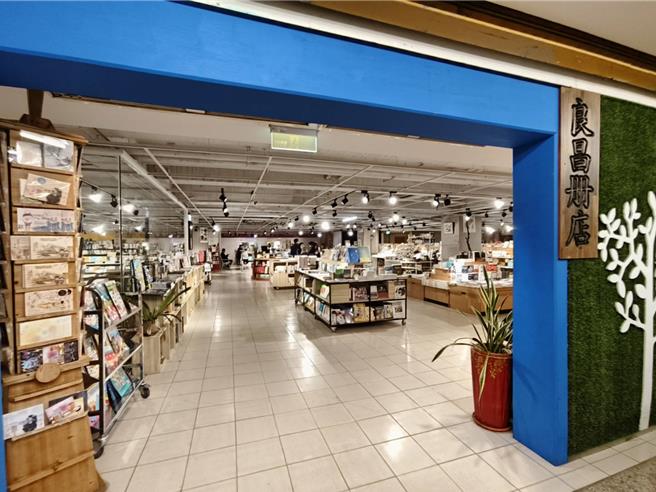 嘉义市良昌册店目前在火车站商圈新荣路一处商场地下楼经营，租约将到期。（廖素慧摄）