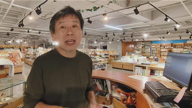 嘉义市良昌册店蔡老板苦嘆租约将到期，恐找不到适合去处继续营业。（廖素慧摄）