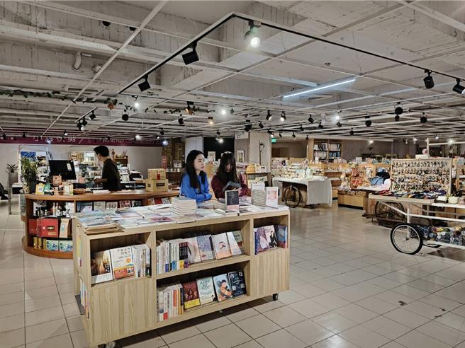 嘉义市良昌册店仍有主顾客光顾。（廖素慧摄）