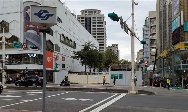 中山捷运站1号出口从2023年2月封闭整修，期间为配合心中山线型公园改善计画，原预计于去年9月将重新开放，也延后至今年5月。（丁上程摄）